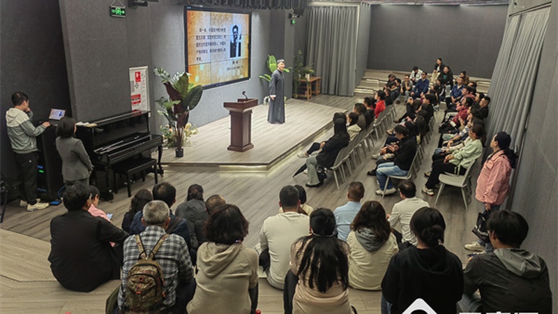 杨雅文中门大开晚装遭质疑造型师掀论战翻车